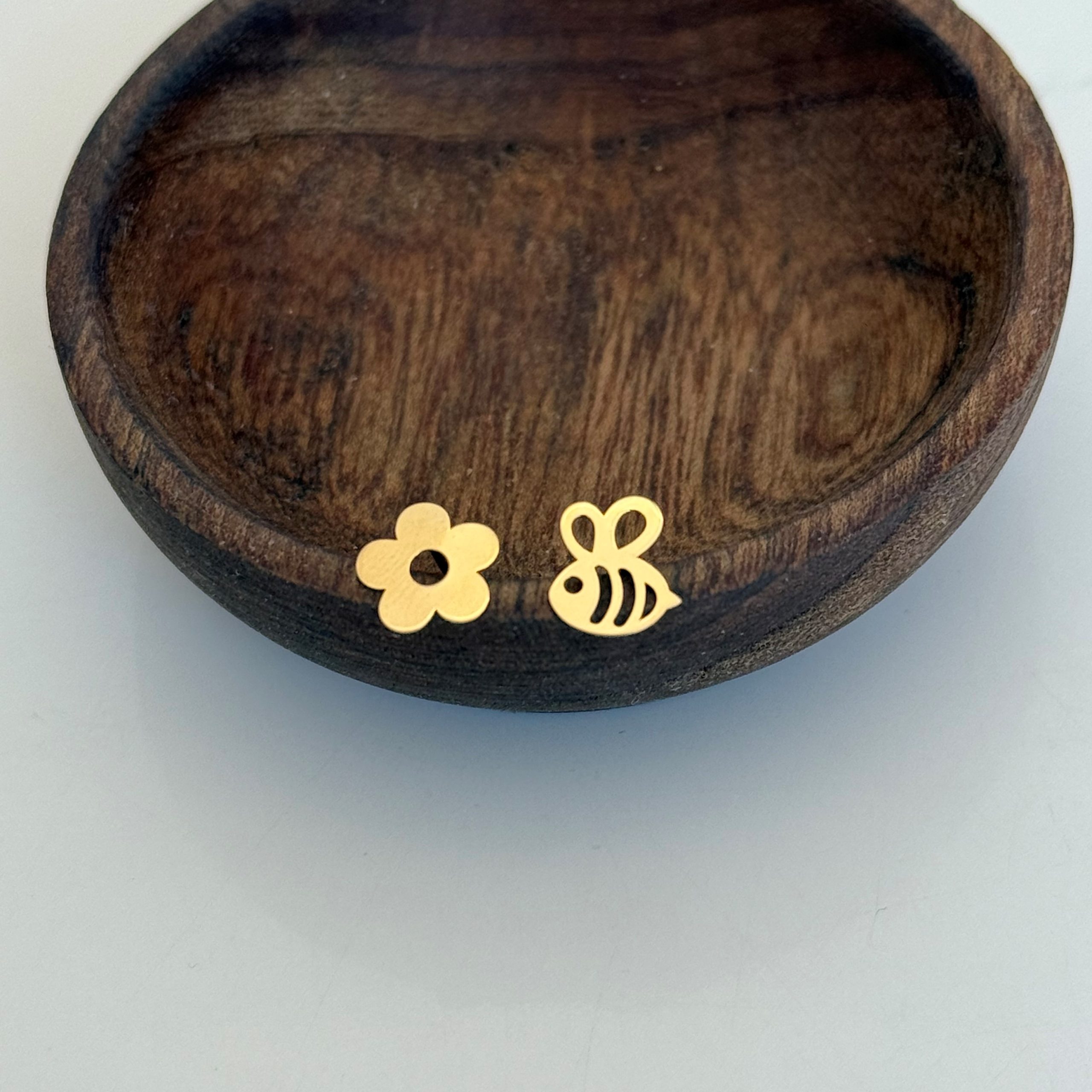 IMG_3472 گوشواره میخی گل و زنبور - Image 1