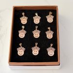 پلاک پسر مو فرفری