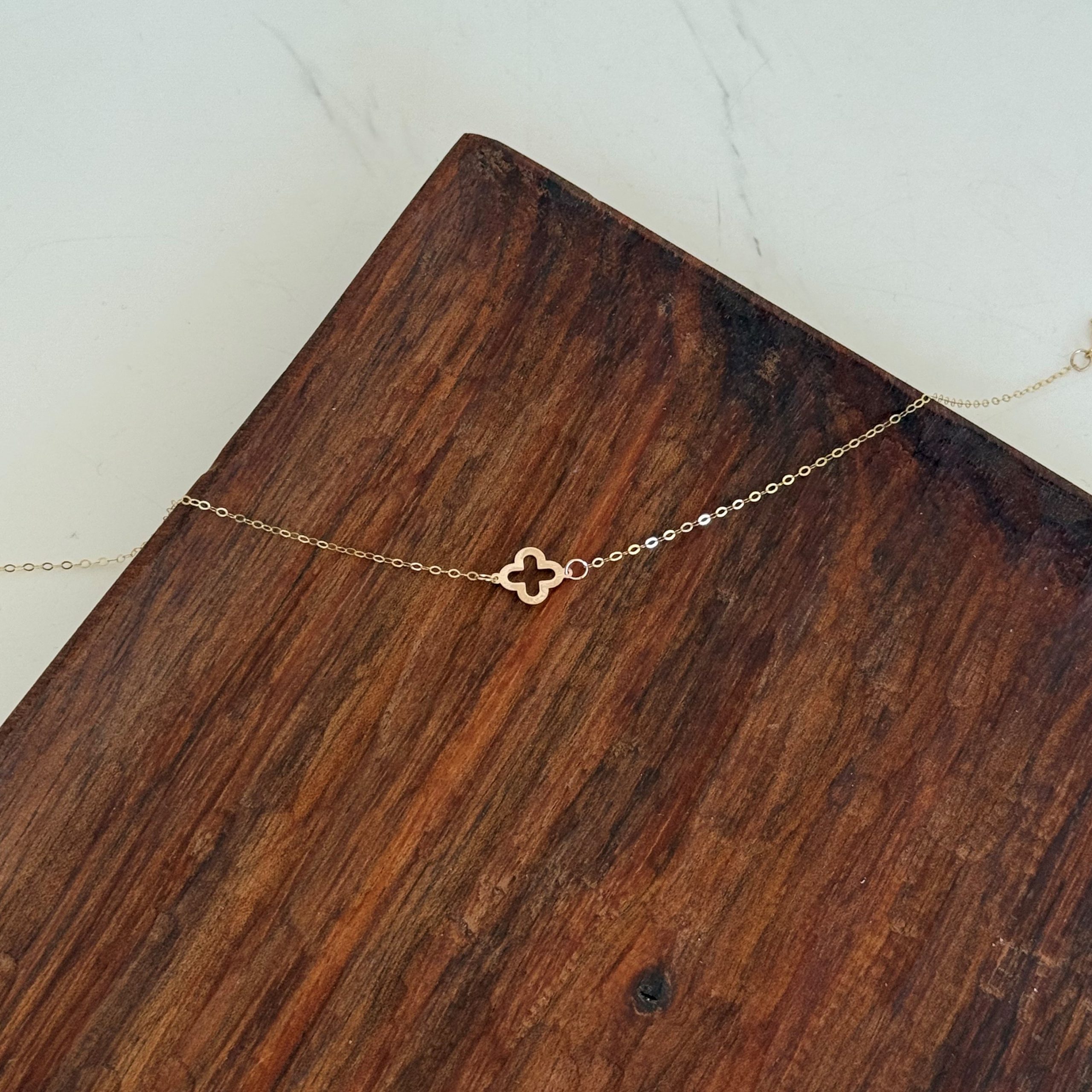 IMG_2220 دستبند تک گل طلا کد 700 - Image 1