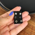 گوشواره میخی گل میناکاری کد 700