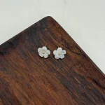 گوشواره میخی گل صدفی