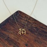 گردنبند استیکر خواننده