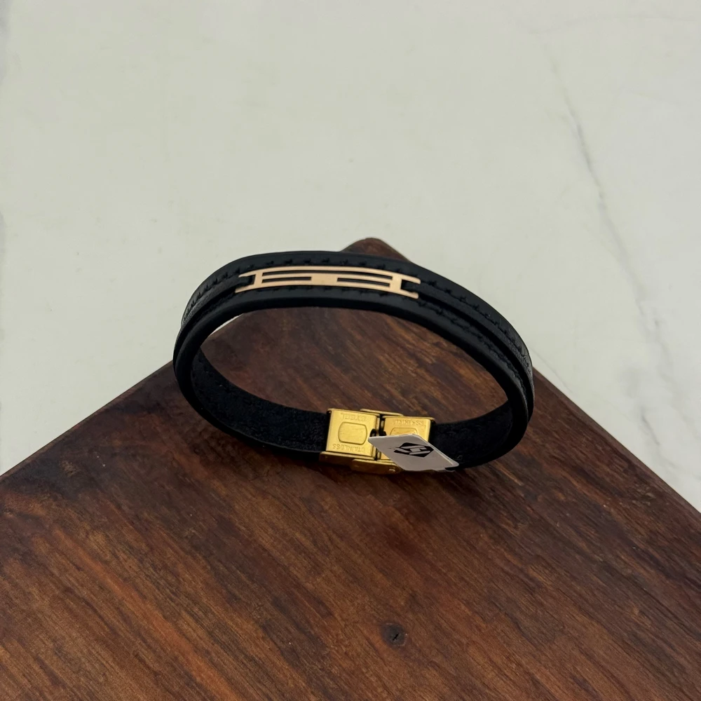 IMG_5510 (1) (Copy) دستبند چرم و طلا کد 3049 - Image 1