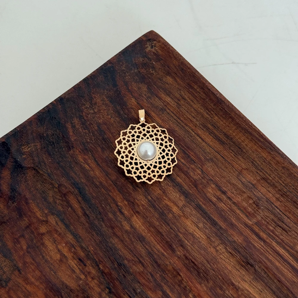 IMG_3137 (Copy) پلاک طلا گل مرواریدی کد 986 - Image 1